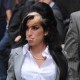 Amy Winehouse ir jaunoji jos krikšto dukra prisistatė britų publikai (+ video)