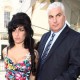 Muzikinę karjerą nutarė pradėti Amy Winehouse tėvas