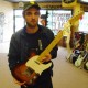 Už Robert'o Pattinson'o pasirašytą gitarą gauti pinigai keliaus į benamių labdaros fondą