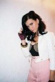Dėl nuotraukos su peiliu pop žvaigždė Katy Perry sulaukė aršios kritikos