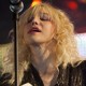 Kurt'o Cobain'o nuotrauką tarp žiūrovų pamačiusi Courtney Love pabėgo nuo scenos (+ video)