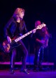 Vos pasirodžiusi scenoje Suzi Quatro pavergė Vilniaus „Siemens“ arenos žiūrovus