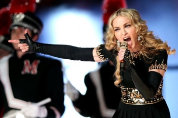 Koncerto Turkijoje metu Madonna apnuogino savo krūtinę (+ video)