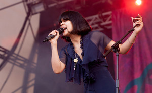 Naujojo albumo viršelyje nuoga pasirodanti dainininkė Bat For Lashes pristato pirmąją dainą 