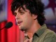 „Green Day“ lyderis Billie Joe Armstrong nusifilmavo Holivudo komedijoje, o jo skandalingi žodžiai išrinkti Metų fraze (+ 4 video)