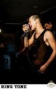 Legendiniame bare gyvos muzikos atlikėjai laužo įprastus standartus ir renka pilnas sales
