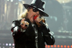 Mikrofonu žiūrovui dantis išmušusiam Axl Rose'ui gresia teismas