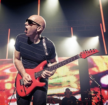 Lietuvoje koncertuosiančio Joe Satriani naujausias albumas užkariavo gerbėjų širdis (+ audio)