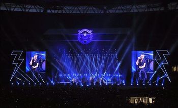 „The Killers“ Vemblio stadione pristatė jame koncertavusius atlikėjus apdainuojantį kūrinį „Wembley Song“, kuriame atsiprašė ir „Green Day“ (+ video, dainos tekstas)