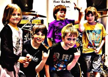 Vaikų grupė „The Mini Band“ atliko „Metallica“ hito „Enter Sandman“ koverį