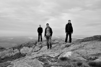 Dvigubame „Mano Juodosios Sesers“ albume „Reversion“ su elektronika susipynė akustinė nostalgija