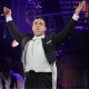 Ouch: Robbie Williams nukrito nuo scenos ir sulaužė gerbėjai ranką (+ video)