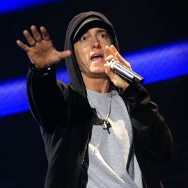 Apie dvigubo rinkinio pasirodymą paskelbęs Eminemas pristatė ir naują singlą - duetą su dainininke Sia 